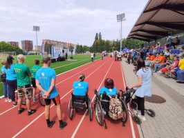 Vasaros sporto festivalis Klaipėdoje: įtraukiančios veiklos ir bendrystė žmonėms su negalia