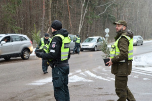 Gruodžio 16 d. stabdomiems vairuotojams – mišku kvepiantys linkėjimai iš miškininkų ir policijos pareigūnų rankų