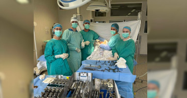 Klaipėdos universiteto ligoninėje atlikta pirmoji girnelės ir šlaunikaulio sudilusių paviršių pakeitimo operacija