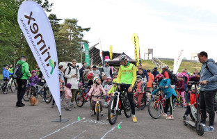 „Dviratynės“ sugrįžta: žymiausi šalies dviratininkai vaikus mokys saugaus važiavimo