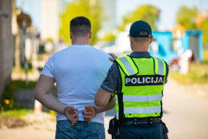 Palangoje policijos pareigūnai itin operatyviai sulaikė vyrą, kuris sukčiaudamas ketino pasisavinti 32 000 eurų