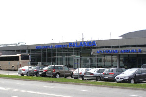 Pasieniečiai sulaikė iš Rygos skridusiame orlaivyje chuliganiškai besielgusį neblaivų keleivį