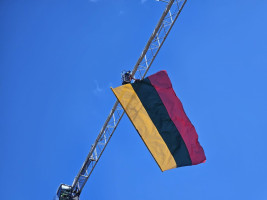 Pasitinkant Valstybės dieną Klaipėdoje suplevėsavo įspūdingo dydžio vėliava
