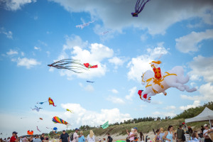 Festivalis „Vėjų Vėjai“: aitvaruose Taravos Anikė ir bendruomenės aitvaro tapymas
